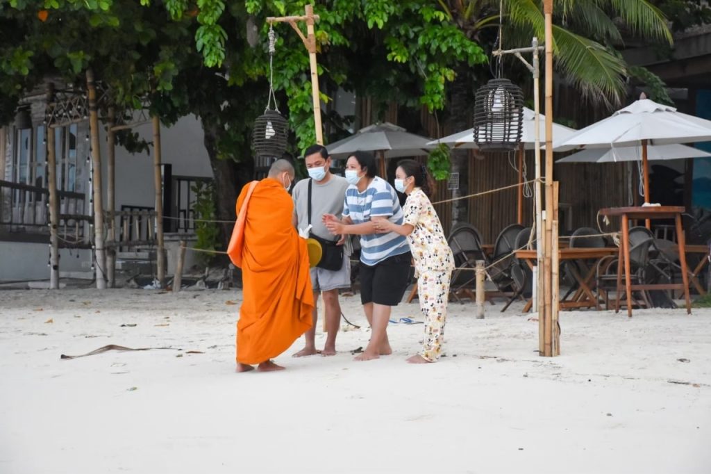 ตักบาตร เกาะหลีเป๊ะ (Merit With the Monk)