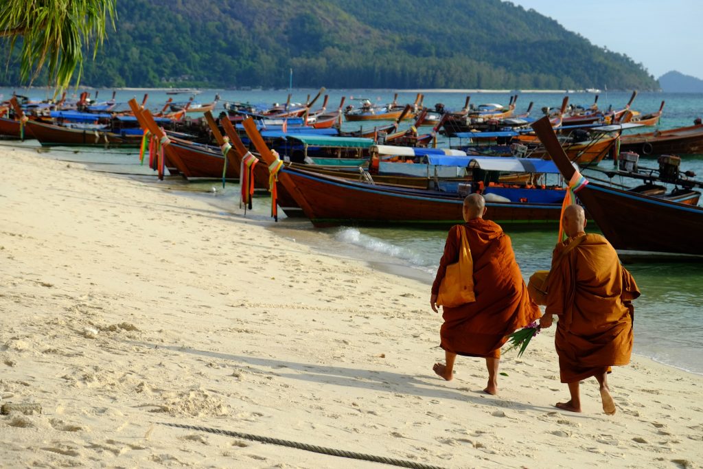 ตักบาตร เกาะหลีเป๊ะ (Merit With the Monk)